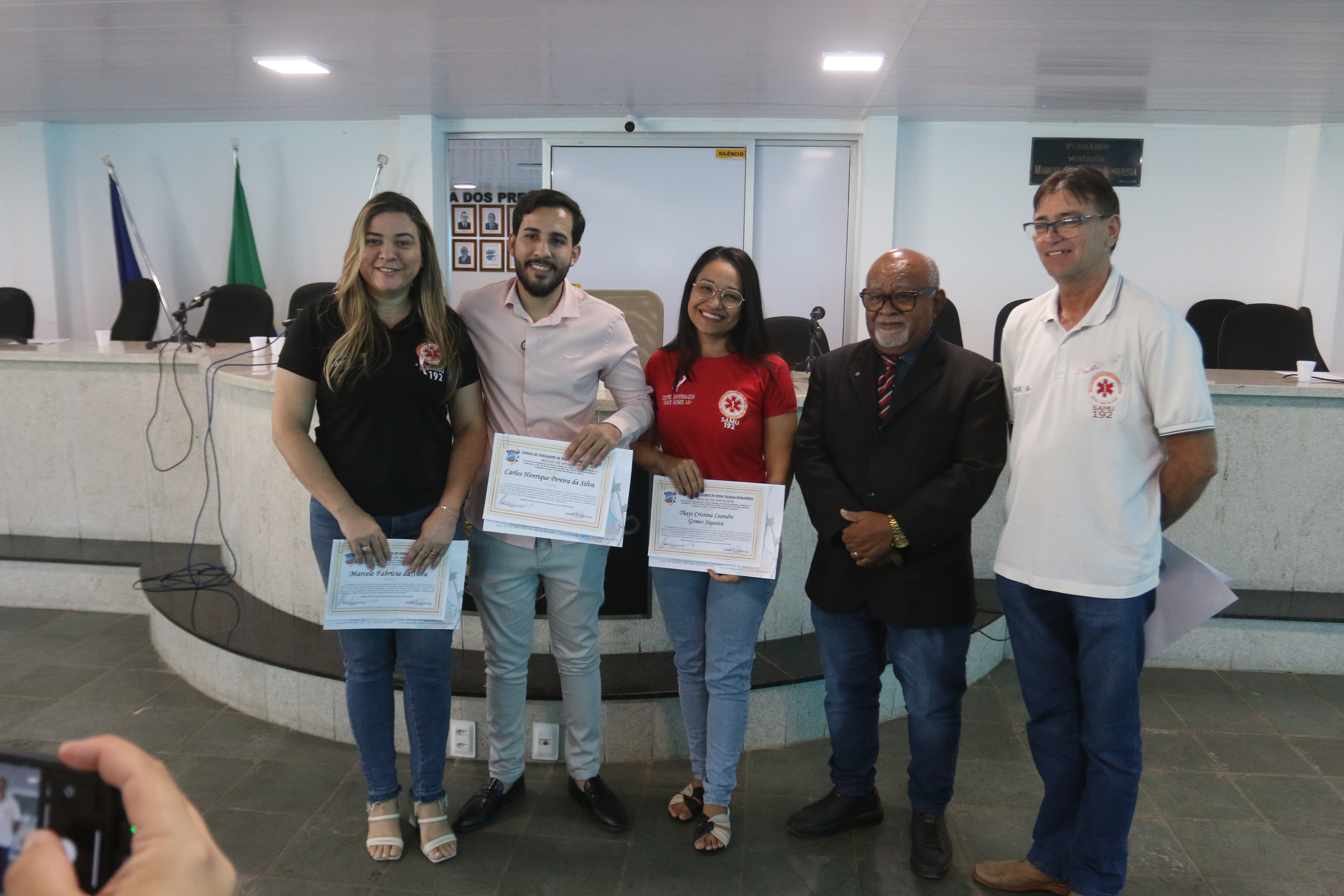 Manoel Enfermeiro entrega Moção de Aplausos ao SAMU de Serra Talhada 