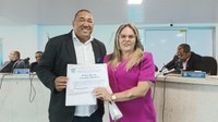 Professora recebe homenagem por ato de bravura em defesa dos alunos