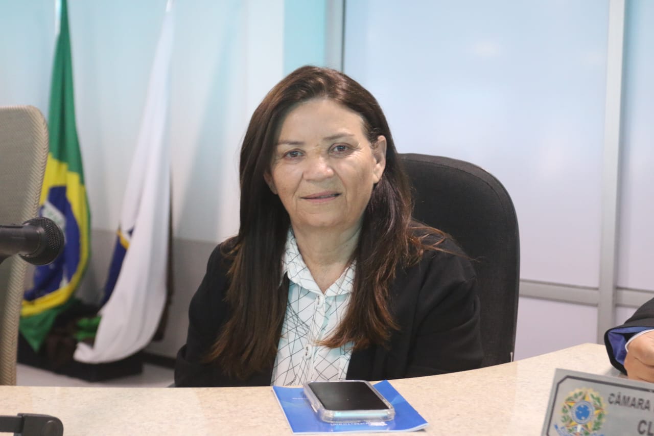 Alice Conrado presta moção de aplausos à Escola Barão do Pajeú por desfile cívico em homenagem à Padroeira